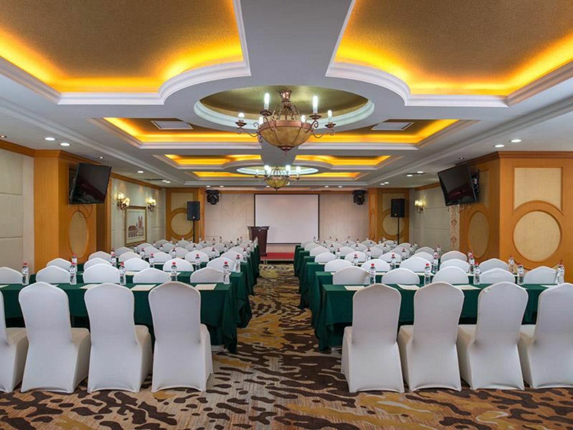 Vienna International Hotel Shenyang Railway Station Экстерьер фото